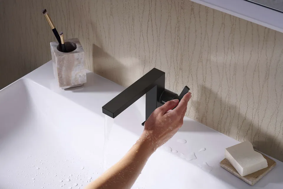 Змішувач Tecturis E 110 Fine CoolStart EcoSmart+ для умивальника з донним клапаном pop-up, Matt Black (73023670) — фото 2